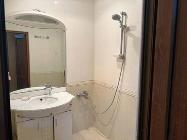 Uzunmüddətli kirayə mənzillər: 9 mkr, Üzeyir sadliq evinə yaxın,9 mərtəbənin,1-ci mərtəbəsində,3 — 5