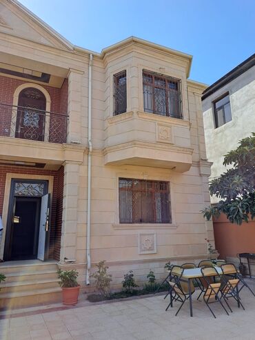 Həyət evləri və villaların satışı: Ev iki mərtəbəlidir və geniş həyəti var. Həyətdə açıq havada oturmaq — 1