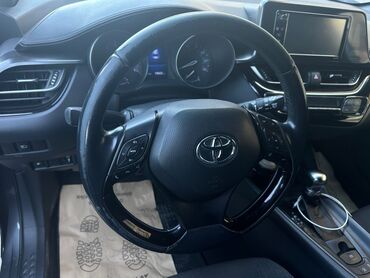 тормоз: Toyota C-HR salonu - Sükan: çoxfunksiyalı dəri sükan, səs-küy