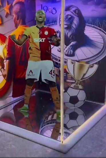 Darts: Şəffaf akril qutuda, daxili işıqlandırması olan futbolçu Osimehnin — 9