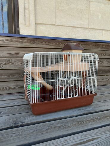 клетка для мелких птиц: Продаётся прекрасная клетка для хомяка, двухэтажная в наборе колесо