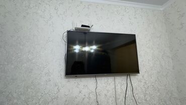 купить пульт для телевизора: Телевизор со смарт-функциями, который можно установить на стену. Он