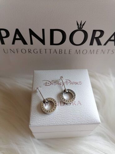 Minđuše: Pandora minđuše
Dobija se u kutijici
Cena:2100din — 16