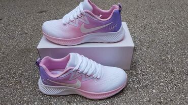 Women's Sneakers and athletic shoes: Nike Zoom
Brojevi 36 do 41 — 2