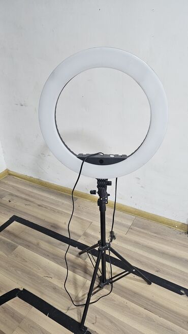 led işıq tripod: Selfi işığı satılır. Az işlənilib.Ehtiyyac olmadığı üçün satıram