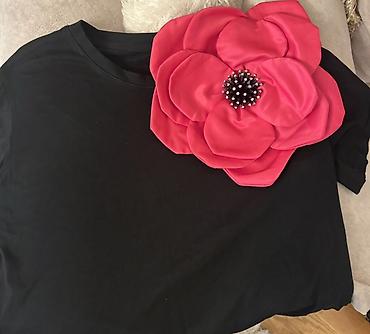 oversize şalvar: Yaxssinda olan gül cxir Qara T‑shirt – iri dekorativ gül aplikasiyası — 3