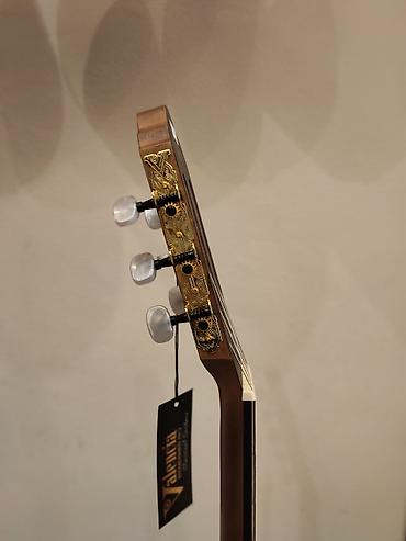 Gitaralar: Klassik gitara Model:VC404 HSB Simlərin sayı: 6 Üst:Sitka Spruce — 3