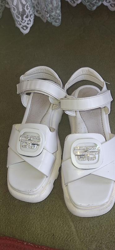 yeni il usaq geyimleri: Razmer:34,36 Uşaq üçün iki cüt ağ sandal 1) Ağ dəri üslublu sandal - — 2