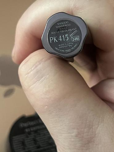 Kirşanlar: Makiyaj dəsti – müxtəlif brendlər Tərkib: - Shiseido dodaq boyası — 6