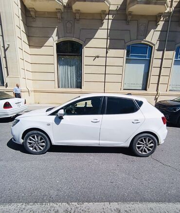 Çaydanlar: Ağ rəngli SEAT Ibiza hetçbek, 5 qapılı, alüminium təkər diskləri ilə