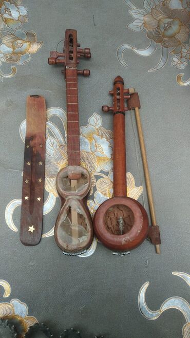 б у гитары: Əl işi simli musiqi alətləri dəsti - Fotoşəkildə iki ədəd qədim