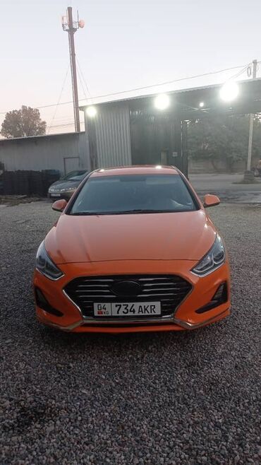 на хундай саната: Автомобиль Hyundai Sonata в ярком оранжевом цвете, представленный в
