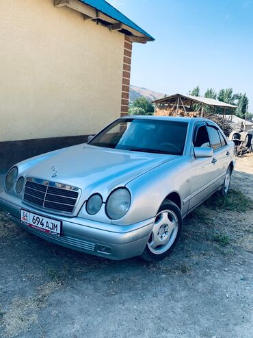 разные авто: Mercedes-Benz E-Class (W210), серебристый седан. Основные