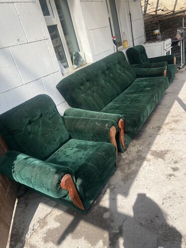 диван с креслом: Прямой диван, цвет - Зеленый, Б/у