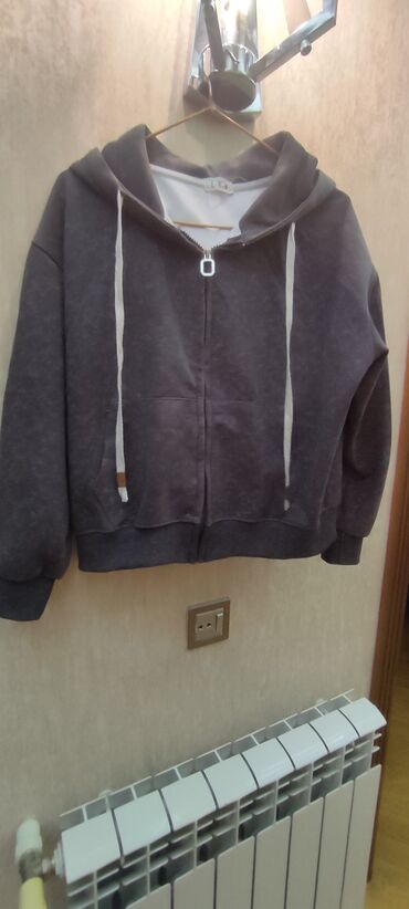 jaketlər: 11-12 yaş qız üçún qalın zamoklu jaket. Boz rəngdədir əla