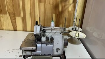 Tikiş maşınları: Sənaye overlok tikiş maşını – stol və pedal sistemi ilə komplekt. -