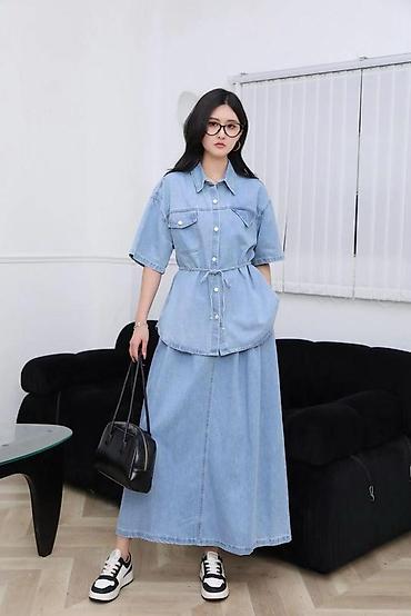 Костюмы с юбкой: Джинсовые комплекты для женщин Варианты: - Юбочный костюм из денима — 11