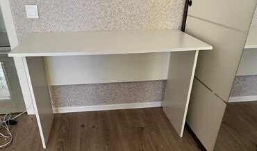 İnformatika: Dördbucaq masa, Polkasız, Siyirməsiz, Sadə laminat