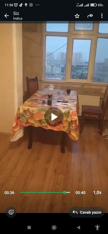 Taburetlər: Dördbucaqlı yemək masası, dörd ayaqlı və şabalıdı rəngli səthə