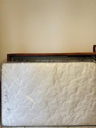 qiz səkilləri: Genc usaq yatağı. 130 eni.2 m uzunu.Mebel fabrikində yığılıb. Matras — 2