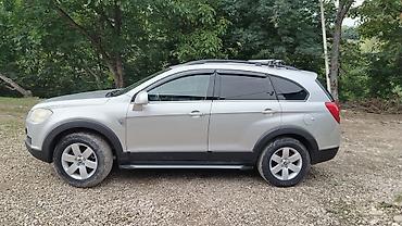 Chevrolet: Chevrolet Captiva, gümüş rəngli, 5 qapılı SUV. Əsas xüsusiyyətlər: - — 3