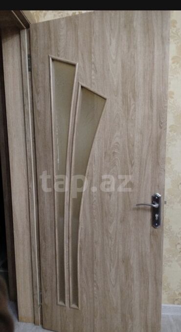 Фурнитура и комплектующие: MDF interyer qapı – ağac naxışlı, açıq qəhvəyi ton. Minimalist-modern