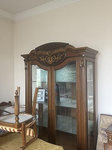Klassik üslubda qonaq otağı üçün vitrin və bufet-drezuar dəsti