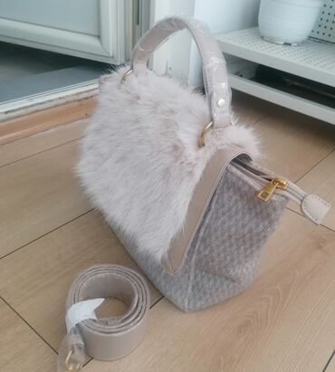 Torbe: Ženska torba sa preklopom od veštačkog krzna u bež boji. Torba ima dve — 6