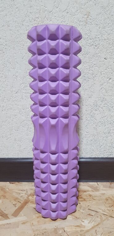 Тренажеры: Валик для йоги б/у 45 см. × 14 см. сиреневого цвета, в отличном