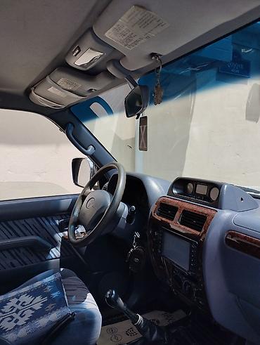 prado farası: Gümüşü rəngdə Toyota Prado SUV avtomobili. Avtomobilin arxa hissəsində — 8