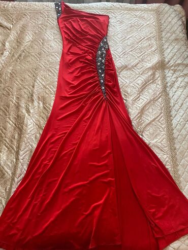 Платья: Очень красивое красное платье. С разрезом спереди. Размер 42-44