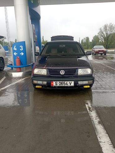 меняю на венто: Volkswagen Vento: 1993 г., 1.8 л, Механика, Газ, Седан