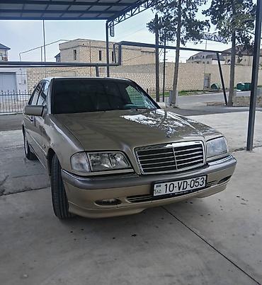 arxa kapot: Mercedes-Benz C-Sinif sedan - Korpus: 4 qapılı sedan, qızılı/metallik — 1