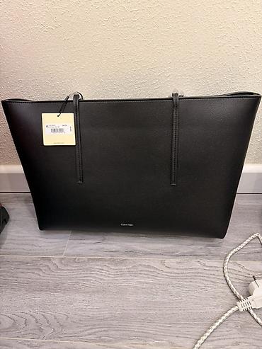 canta noutbuk: Calvin Klein qadın tote çantası - Rəng: qara - Model/etiket kodu — 2