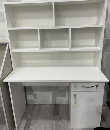 геймерский стол: Keyfiyyətli laminat ilə hazırlanmış dərs və çalışma masalarımız