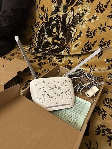 tp link modem satisi: TP-Link brendinə məxsus ağ rəngli simsiz router. Cihaz internet — 2