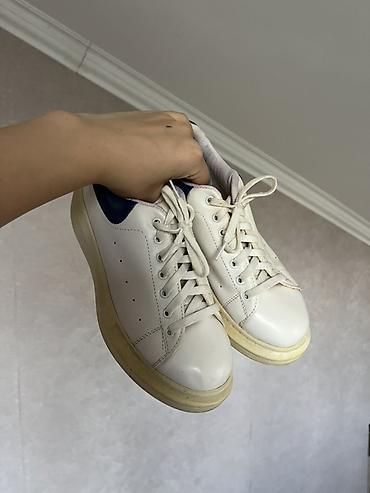 женские классические туфли на танкетке: Ağ-rəngli unisex idman ayaqqabısı - Rəng: ağ üst hissə, lacivərt — 3