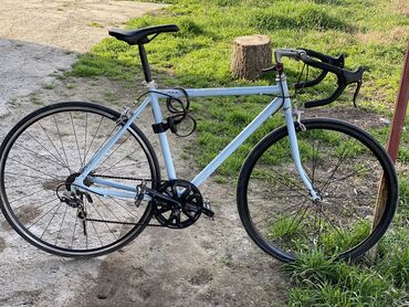 шоссейные велосипеды trek: Шоссейный велосипед -большие и тонкие 28-е колеса, фирменный изогнутый