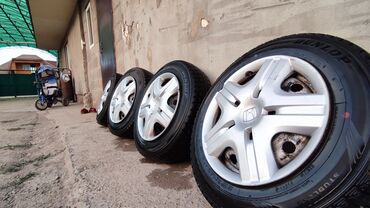 honda диски оригинальные в Кыргызстан | Автозапчасти: Продаю шины с дисками Зимние и оригинальные колпаки от Honda