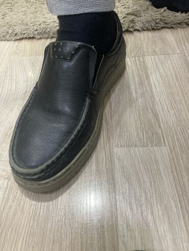 flis kişi tolstovkaları: Kişi loafer ayaqqabısı . usdunun derisi gedmiş kimi gorsənir amma