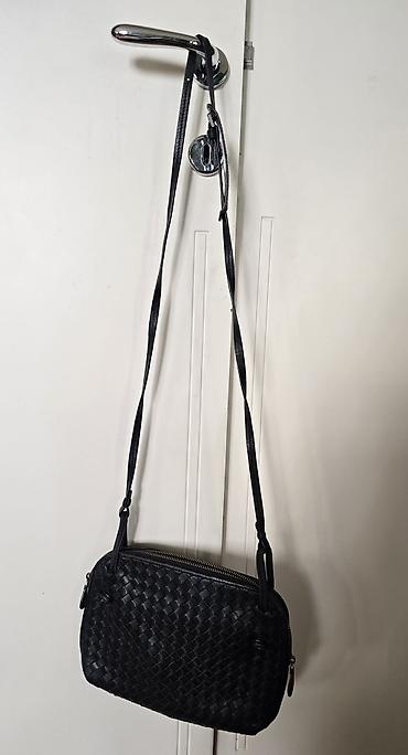 valentino lilly: Torba crne boje, prirodna koza. Koža je kao tkana intrecciato — 6