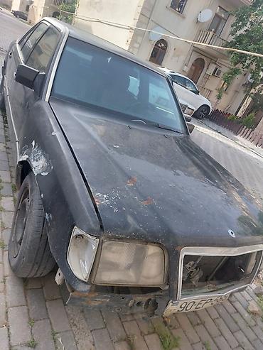 мерседес панорама: Mercedes-Benz E‑Class W124 sedan (təxminən 1985–1995 istehsalı). Qara — 4