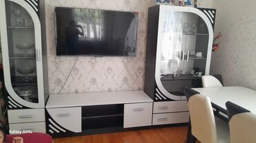 ağdaş mebel: Qonaq otağı üçün mebel dəsti satılır: vitrin şkafı, 6 stul ilə