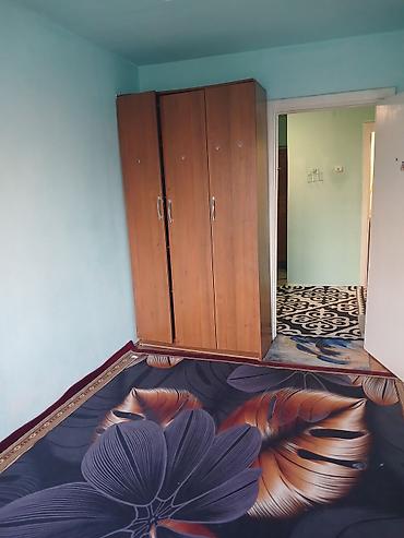 Комната с мебелью - Небольшая светлая комната с окном и батареей