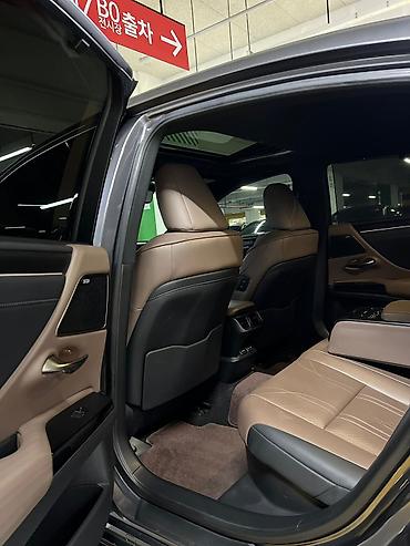 Lexus: Lexus ES: 2022 г., 2.5 л, Вариатор — 17