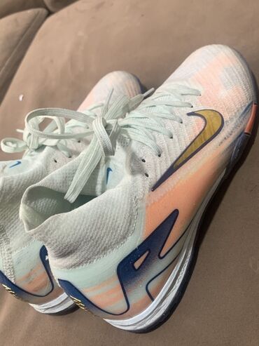 футбольный бутс: Кроссовки Nike (футзал/индор) с трикотажным верхом и высотой «носок»