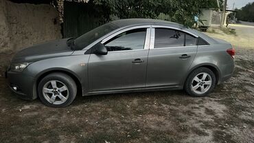 или меняю на дом: Седан Chevrolet Cruze в сером цвете. Автомобиль оснащен литыми дисками