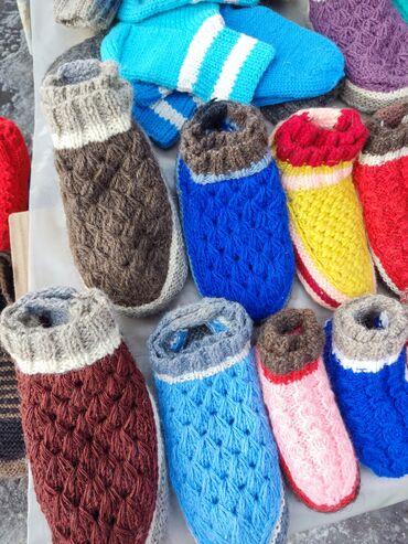 Сантехнические работы: Бабулечка на ярмарке продаёт носочки шерстяные по 300 сом.Купите