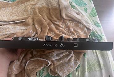 Звуковое оборудование: Pioneer DJ DDJ-200 – 2 kanallı DJ kontroller Xüsusiyyətlər: - İki — 8