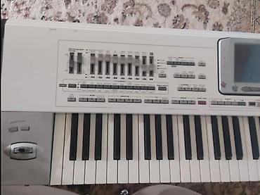 korg pa x5: Korg PA2X Pro aranjman sintezatoru. Şəkillərdə görünən model ağ — 2
